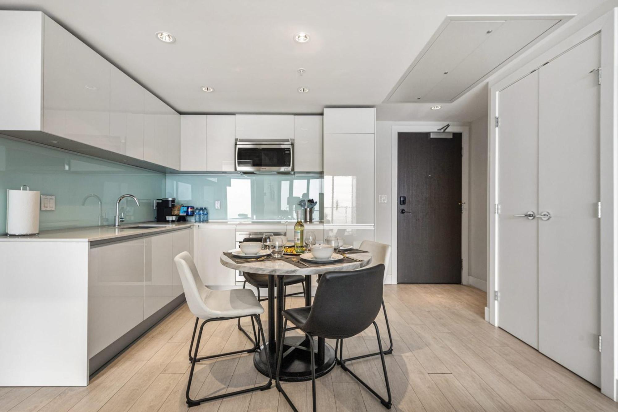 Stunning 34Th Floor Views, Prime Downtown Location - Near Stampede, Casino, Bars! Free Banff Pass, Parking, Wine! Villa YYC Exterior foto
