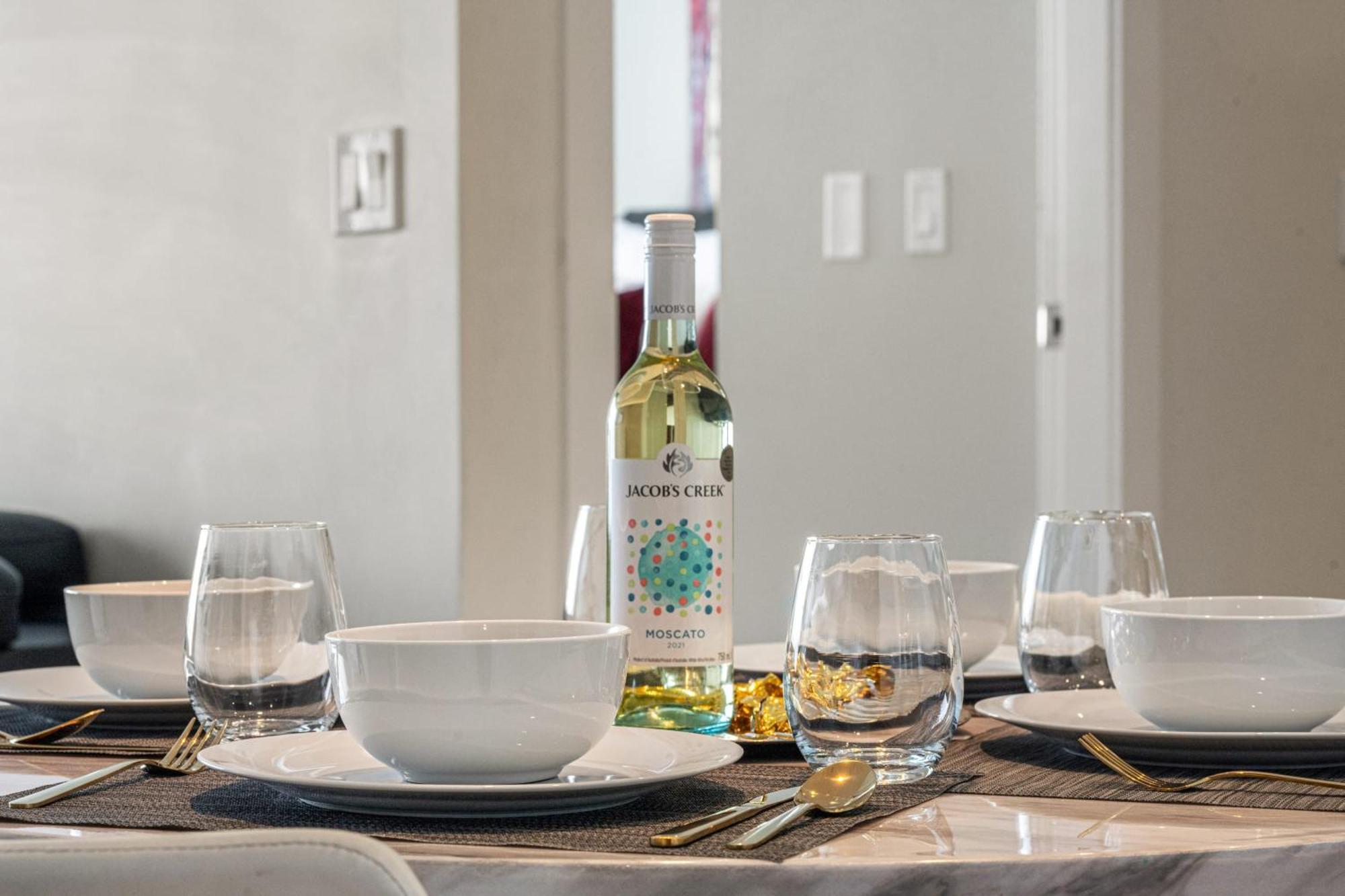 Stunning 34Th Floor Views, Prime Downtown Location - Near Stampede, Casino, Bars! Free Banff Pass, Parking, Wine! Villa YYC Exterior foto